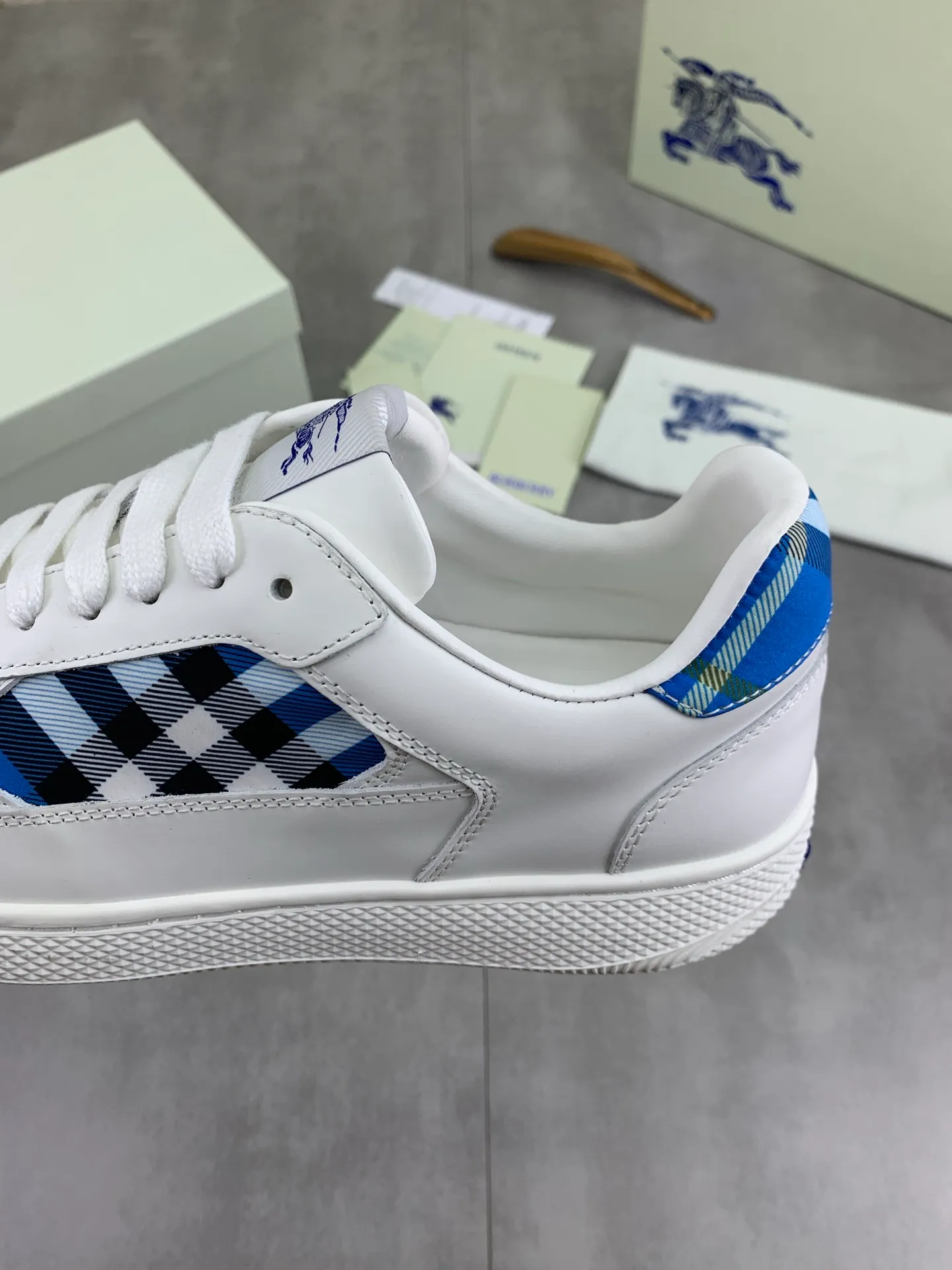 Factory price P640 [BURBERRY] Burberry - High-end quality original order (couples 🧑‍🤝‍🧑 style) - Upper: imported 🔝 original material - Lining: cowhide lining, feet; water-dyed cowhide - Outsole: ultra-light TPR rubber; two-color molded outsole - Super high quality control, fine workmanship: highlighted (high-end, extravagance, grade) -Size: 35-46 (male 38 46 Female 35 40 can be customized)·Color: Multiple colors available